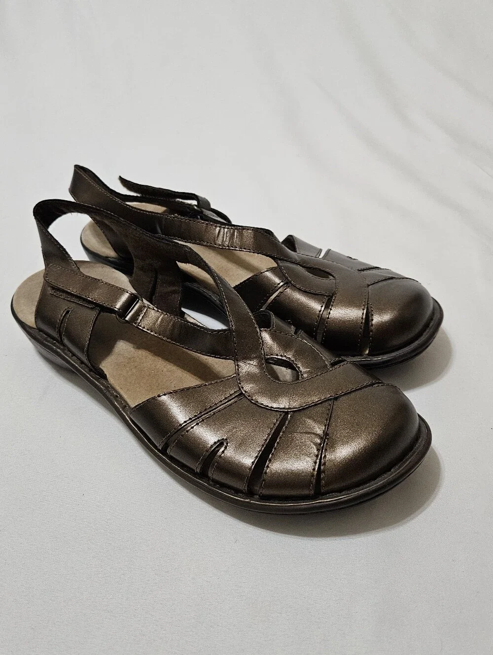Clarks Womens Bendables Closed Toe Sandals Metallic Bronze Brown T-Strap Sz 10